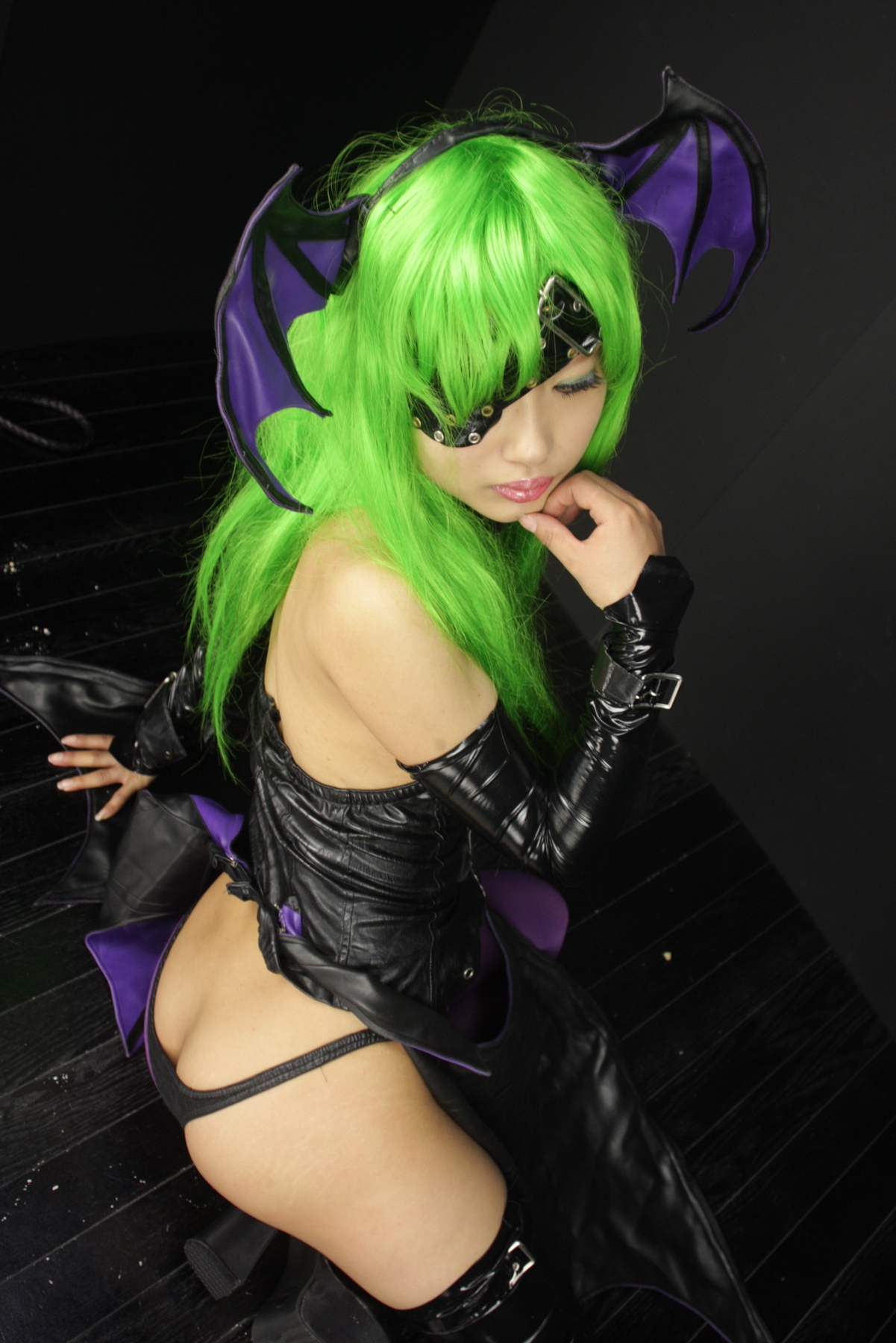 [Cosplay]  Darkstalkers  Morrigan with great body in latex